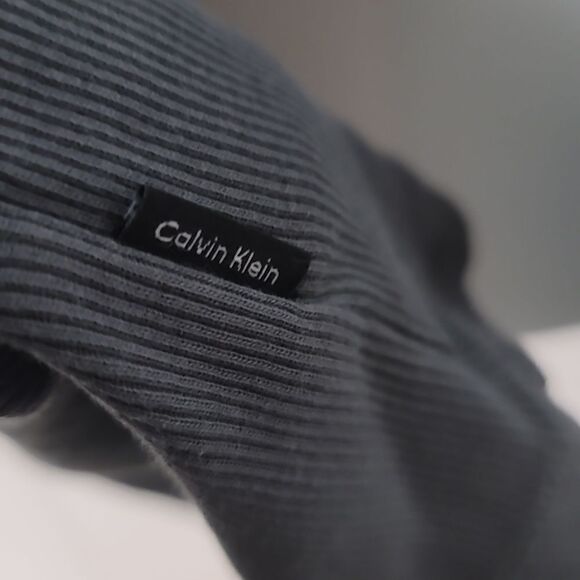 𝅺Calvin Klein Men's Long Sleeve Ribbed V-Neck Gray Shirt - Picture 3 of 5